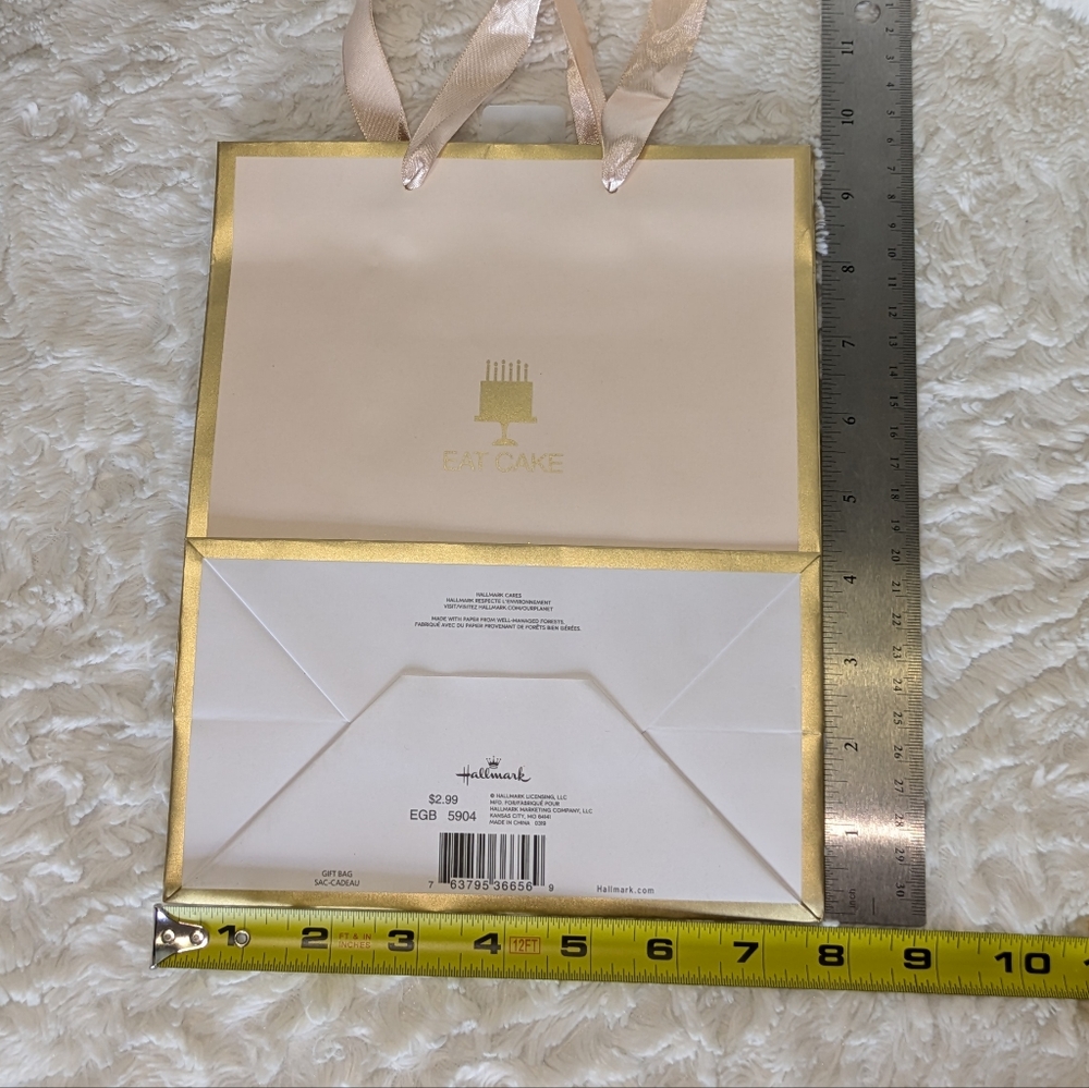 ❤ Birthday Gift Bags | Celebration Party Gift | Paper Gift Bag | Hallmark - Picture 4 of 16